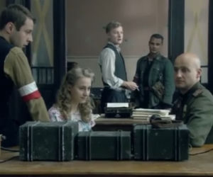 Czas honoru Powstanie odc. 10. Siergiejew (Robert Koszucki), Halszka (Julia Rosnowska), Władek (Jan Wieczorkowski), Michał (Kuba Wesołowski), 