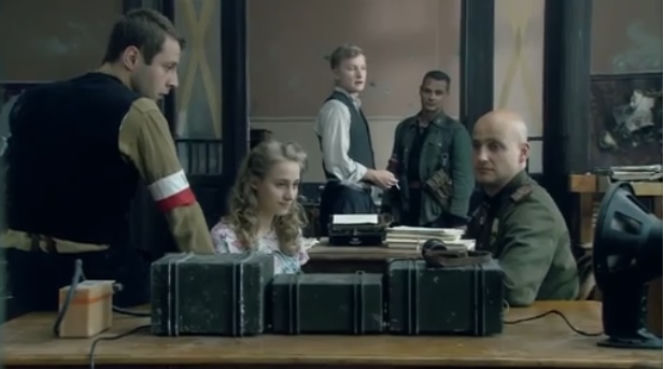 Czas honoru Powstanie odc. 10. Siergiejew (Robert Koszucki), Halszka (Julia Rosnowska), Władek (Jan Wieczorkowski), Michał (Kuba Wesołowski), 