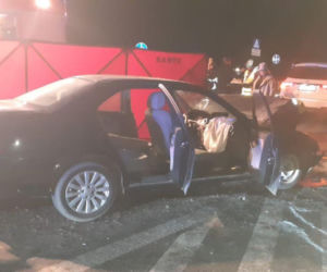Tragiczny wypadek pod Wrocławiem. Rover uderzył w Mercedesa, kierowca zginął
