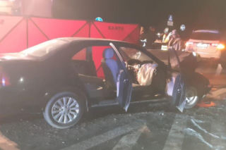 Tragiczny wypadek pod Wrocławiem. Rover uderzył w Mercedesa, kierowca zginął