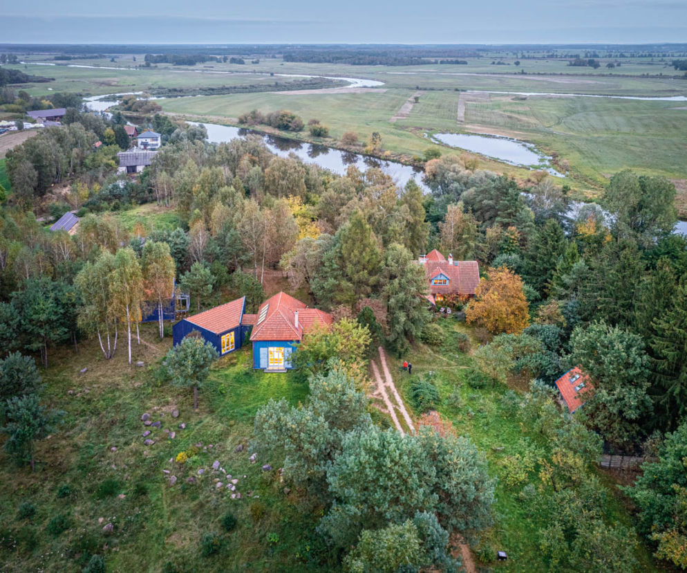 Domy wśród drzew nad rzeką. O tym, jak sprawdzić działkę przed budową domu, przeczytasz na Muratordom.