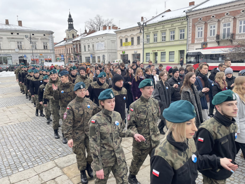 Maturzyści zatańczyli na Rynku poloneza