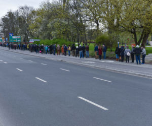 Koronawirus, Toruń: Zaszczep się w majówkę! Ogromne kolejki przed CKK Jordanki. Mnóstwo chętnych