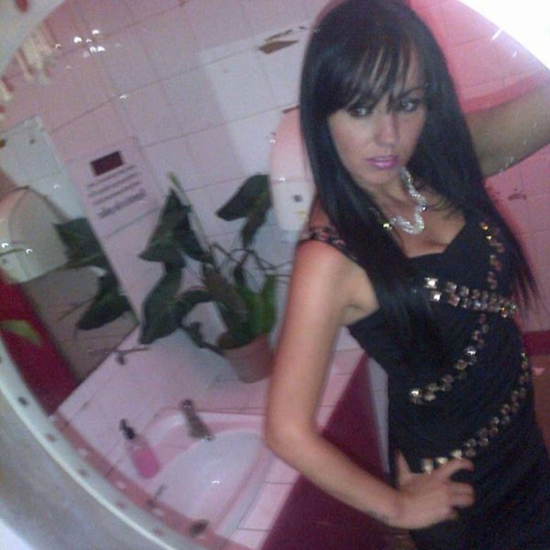 Kobieta podejrzewana o MORDERSTWO drwi z policji i wrzuca do sieci SEXY selfie!
