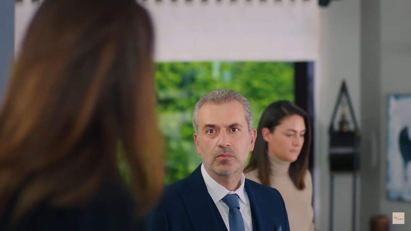" Zeynep! Co ty wyprawiasz, dziecko? Uspokój się. To w końcu twoja matka przed tobą stoi" - 