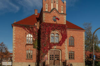 To miasto ma jeden z najpiękniejszych ratuszy w Małopolsce. Jego mieszkańcy od wieków są znani z wielkiej pobożności