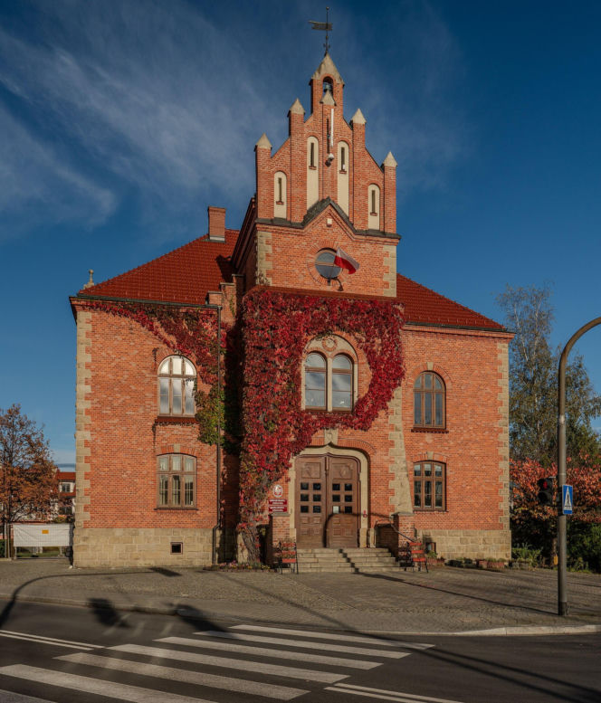 To miasto ma jeden z najpiękniejszych ratuszy w Małopolsce. Jego mieszkańcy od wieków są znani z wielkiej pobożności