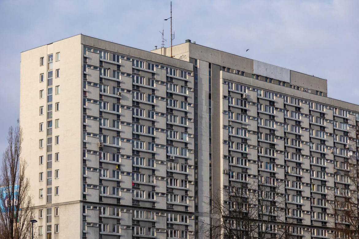 Osiedle za Żelazną Bramą – czekające na remont, krzyczące reklamami