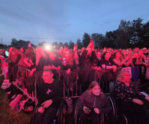 Tłumy na Festiwalu Pod Zaporą w Brodach! Oskar Cyms i „Złoty Gumiak” skradli serca publiczności