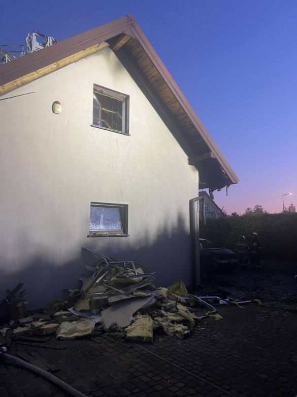 Zapalił się samochód, ogień zajął dom. Dramatyczny pożar w Jabłonnie