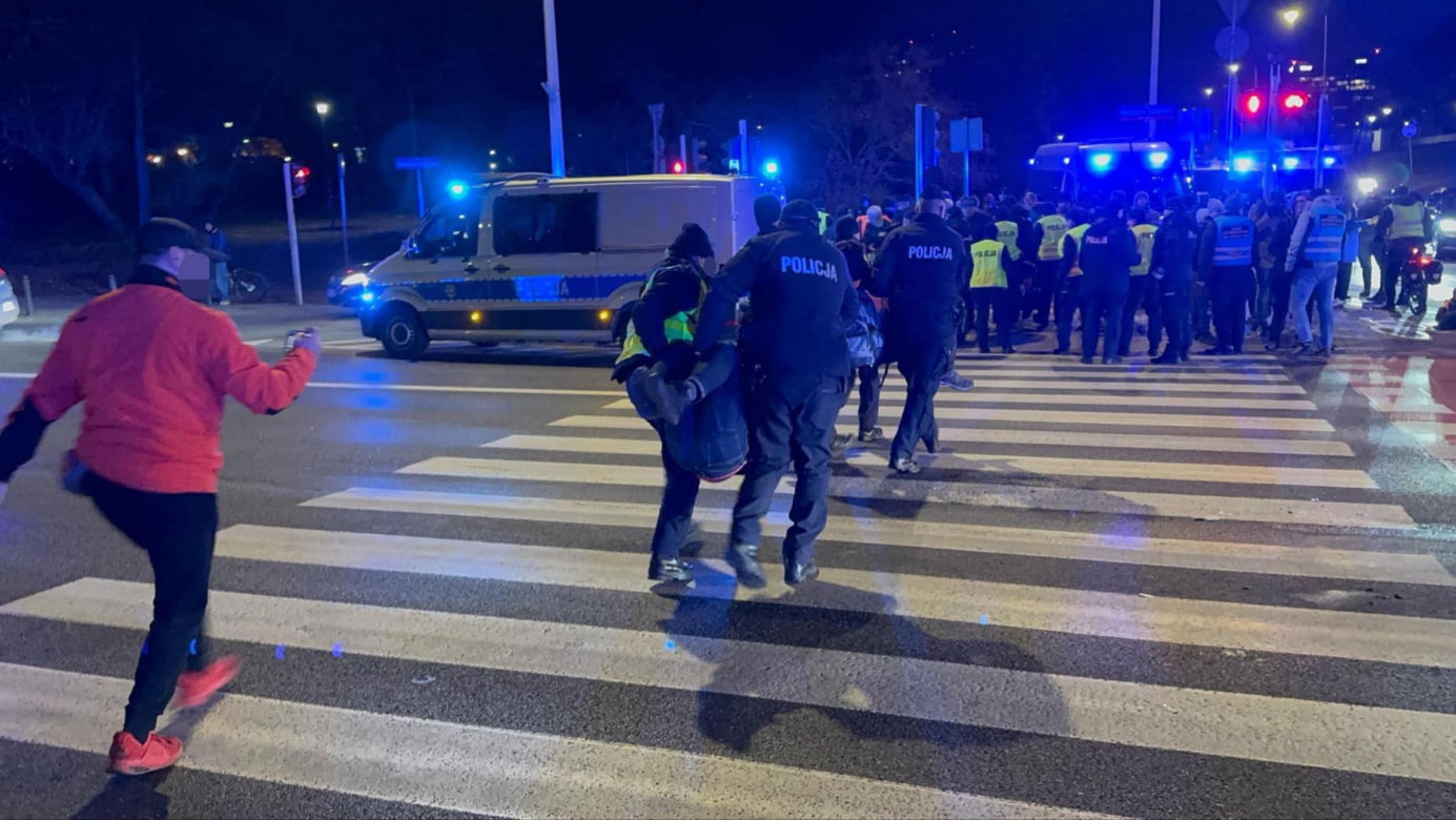 Warszawa. Ostatnie Pokolenie zablokowało Wisłostradę pod mostem Gdańskim. Aktywistów zabrała policja [ZDJĘCIA].