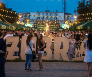 Urodziny Żubra w Białymstoku. Na placu tłumy białostoczan, na scenie Myslovitz