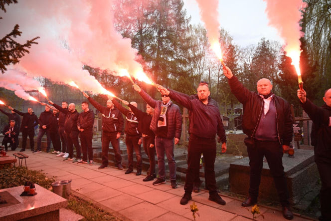 Pogrzeb Jacka Magiery: kibice odpalili race