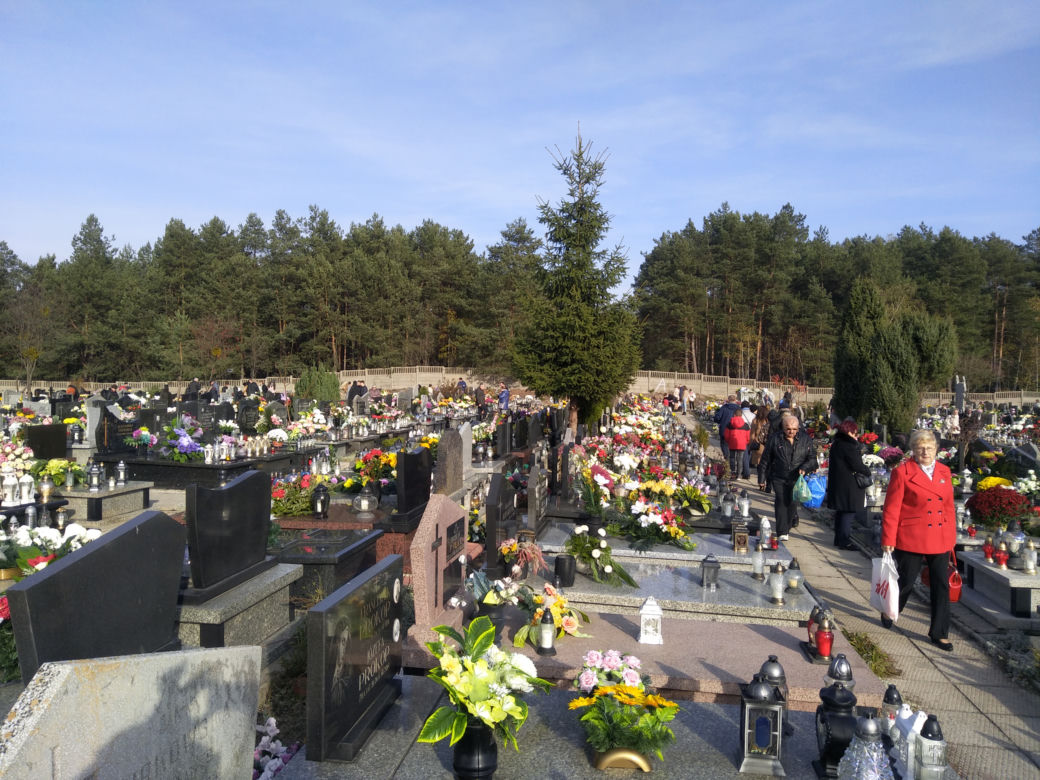 Wszystkich Świętych 2019. Radomianie tłumnie odwiedzili cmentarze [ZDJĘCIA]