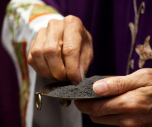 Środa Popielcowa 2026 – kiedy wypada? Czy obowiązuje post ścisły i czego nie wolno jeść?