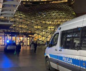 Tragiczna śmierć w Złotych Tarasach. Mężczyzna wypadł z trzeciego piętra