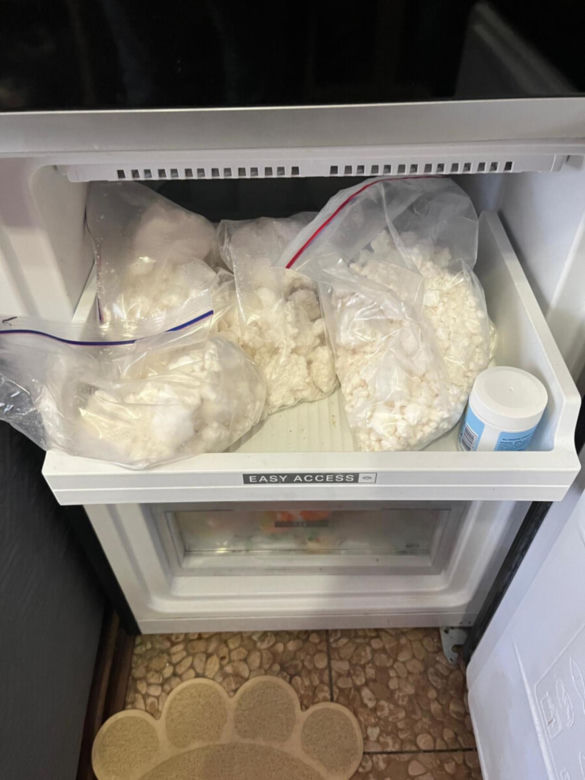 Małżeństwo z Pragi zatrzymane. W mieszkaniu 7 kg narkotyków. Mieli repliki broni i mundury