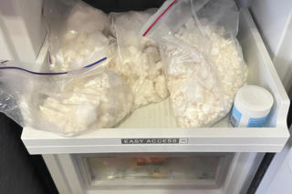 Małżeństwo z Pragi zatrzymane. W mieszkaniu 7 kg narkotyków. Mieli repliki broni i mundury
