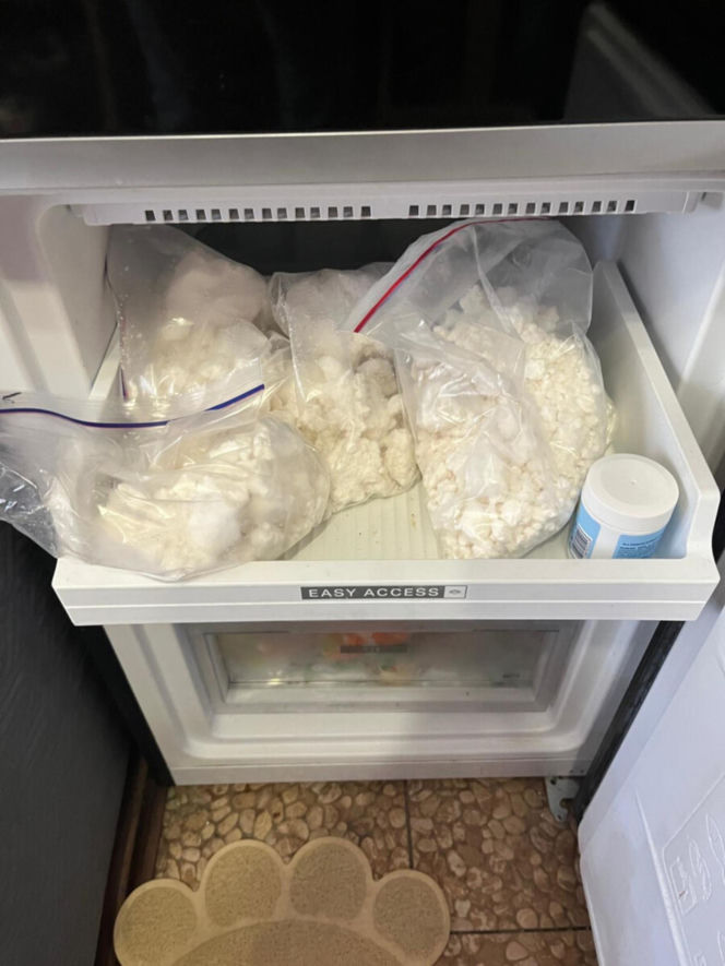 Małżeństwo z Pragi zatrzymane. W mieszkaniu 7 kg narkotyków. Mieli repliki broni i mundury