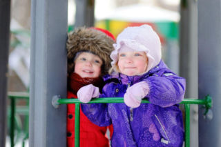Porównywanie dzieci na placu zabaw. Ten częsty błąd może podkopać jego pewność siebie