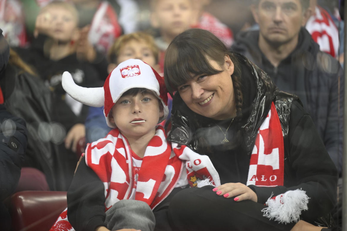 Anna Lewandowska z teściową i jej partnerem na meczu Polska - Bośnia