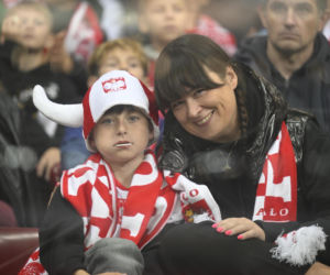 Anna Lewandowska z teściową i jej partnerem na meczu Polska - Bośnia