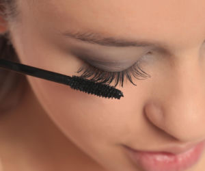 Chcesz mieć gęste rzęsy? Wystarczy jeden produkt z łazienki. Ten trik z pudrem to hit dla krótkich włosków!