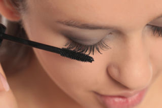 Chcesz mieć gęste rzęsy? Wystarczy jeden produkt z łazienki. Ten trik z pudrem to hit dla krótkich włosków!