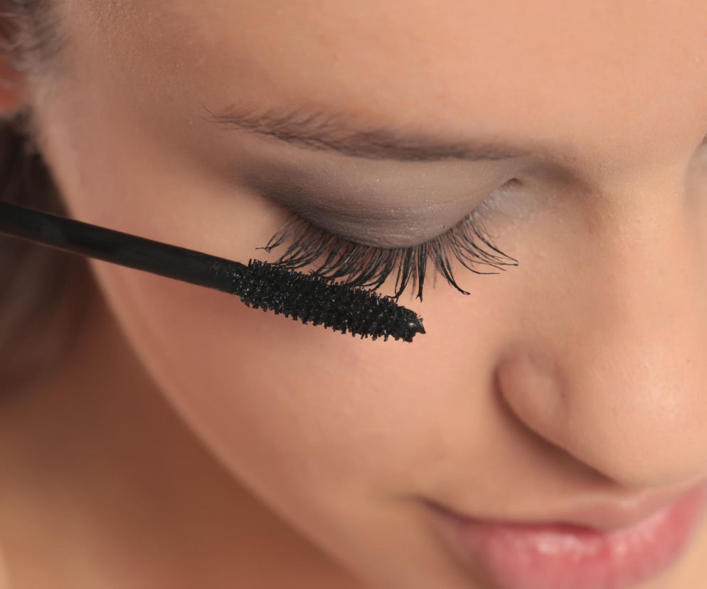 Chcesz mieć gęste rzęsy? Wystarczy jeden produkt z łazienki. Ten trik z pudrem to hit dla krótkich włosków!