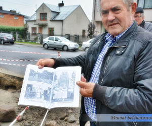 Łódzkie. Podczas budowy znaleziono pomnik Piłsudskiego! Pod ziemią przeleżał 80 lat! [FOTO]