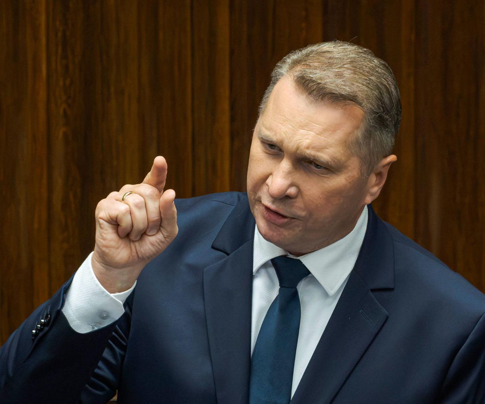 Polityk Przemysław Czarnek w garniturze wykonuje gest uniesionym palcem wskazującym. O jego zapowiedziach pisze SE Polityka.