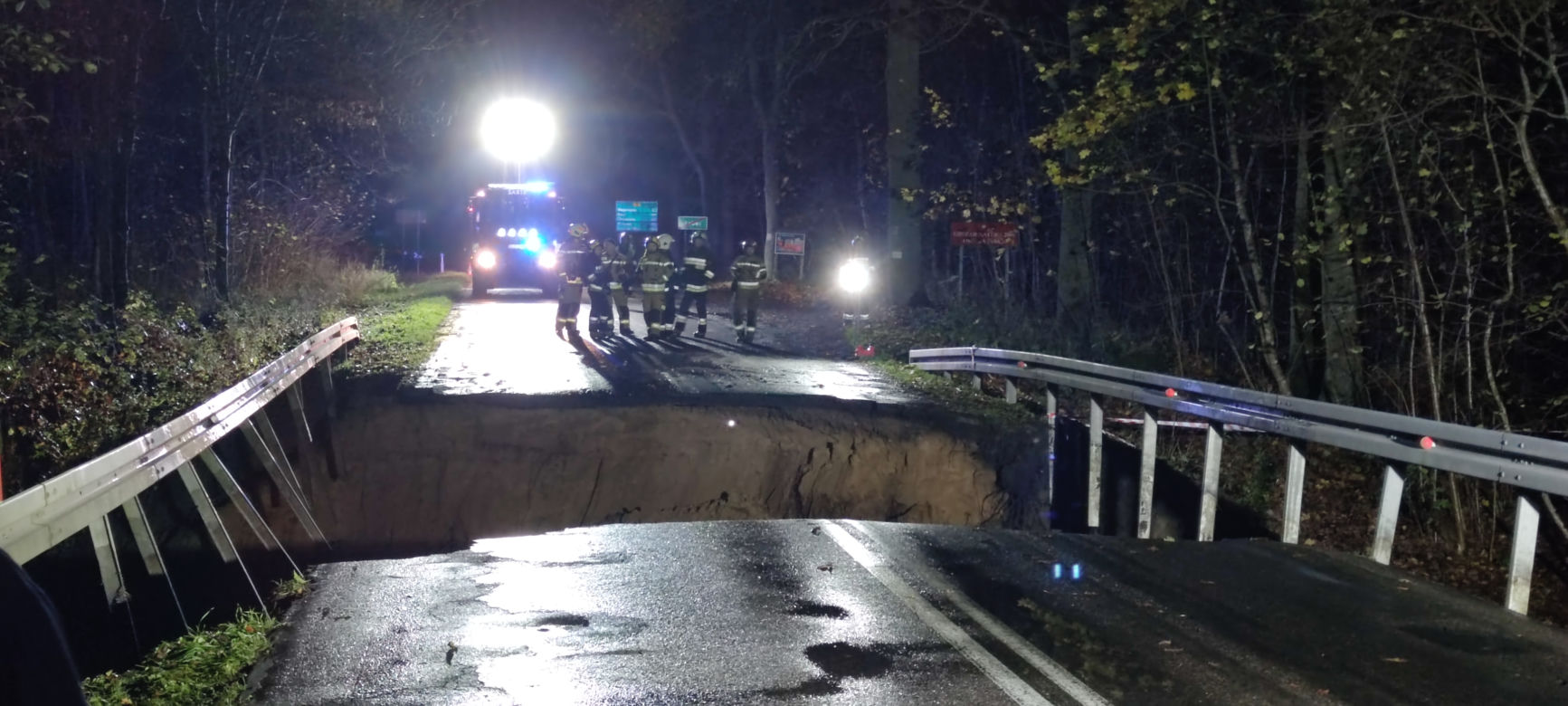 Łobez. Sytuacja jest kryzysowa, woda zagraża mieszkańcom. Zawalił się most, zamknięto drogi 