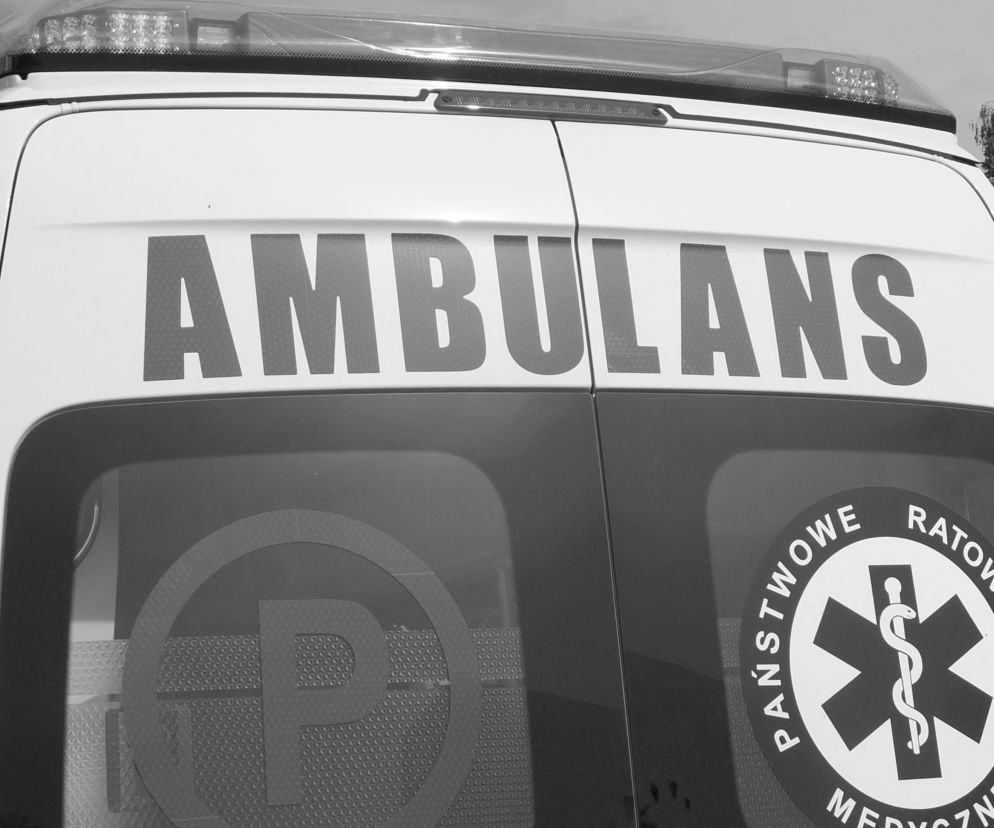 Tragiczny wypadek na S8. Zginął mężczyzna obsługujący holownik. Drugi jest ranny