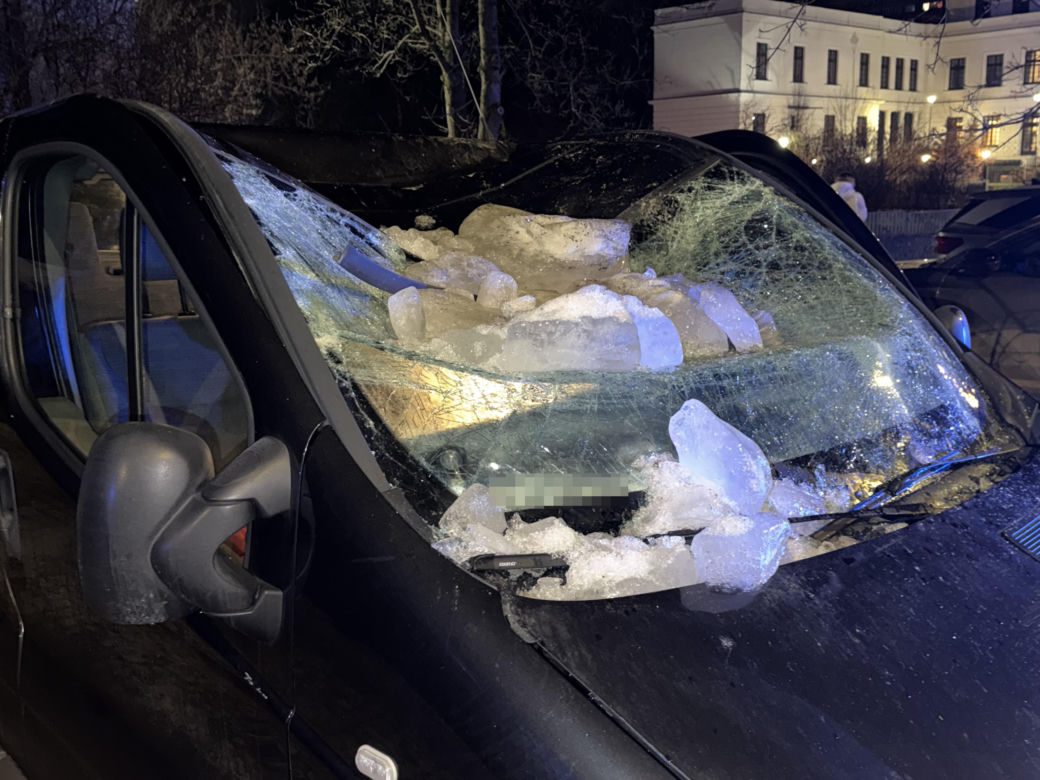 Warszawa. Bryła lodu rozstrzaskała szybę busa