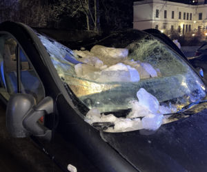 Warszawa. Bryła lodu rozstrzaskała szybę busa