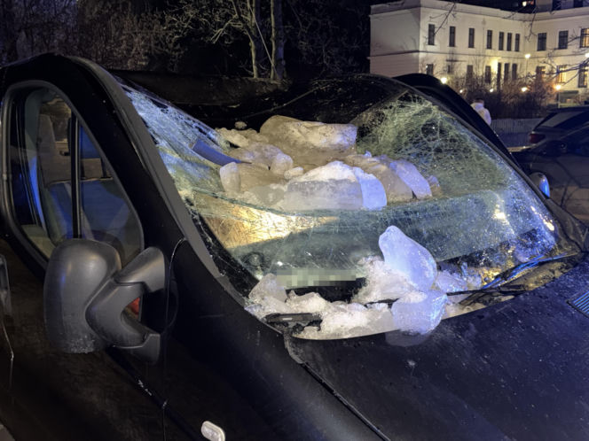 Warszawa. Bryła lodu rozstrzaskała szybę busa