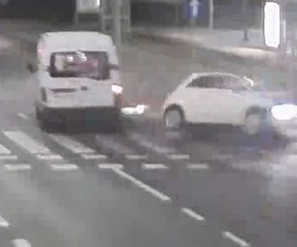 Groźny wypadek w Olsztynie. Zderzyły się dwa samochody, a ucierpiał pieszy