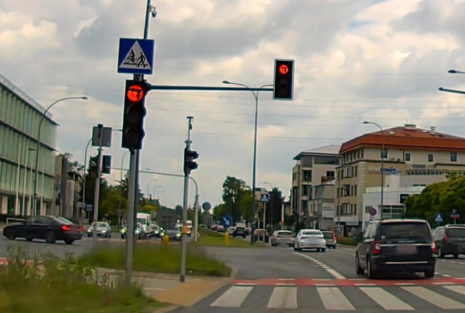 Monika Olejnik jedzie na czerwonym świetle, bo spieszy się do pracy