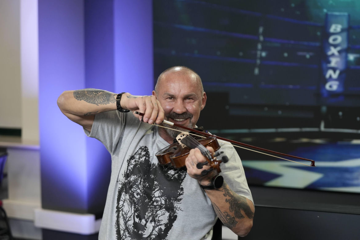 Przemysław Saleta gra na skrzypcach