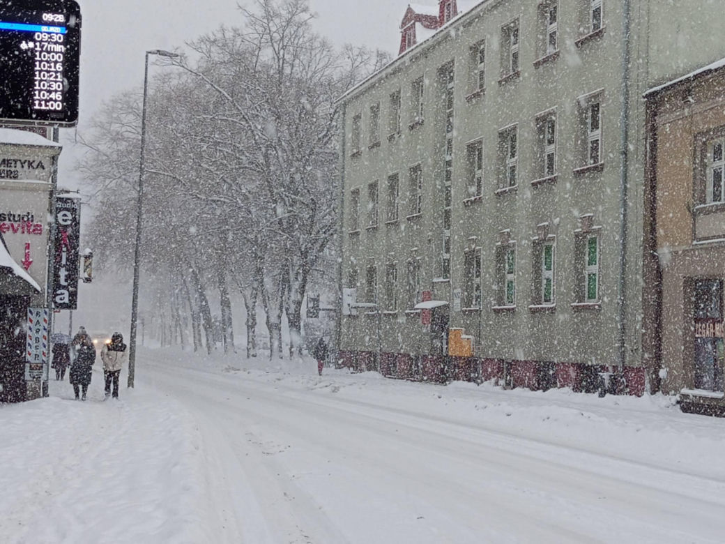 Atak zimy na wybrzeżu. Burze śnieżne, zasypane drogi i alerty IMGW