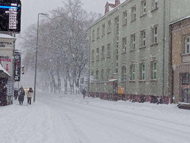 Atak zimy na wybrzeżu. Burze śnieżne, zasypane drogi i alerty IMGW