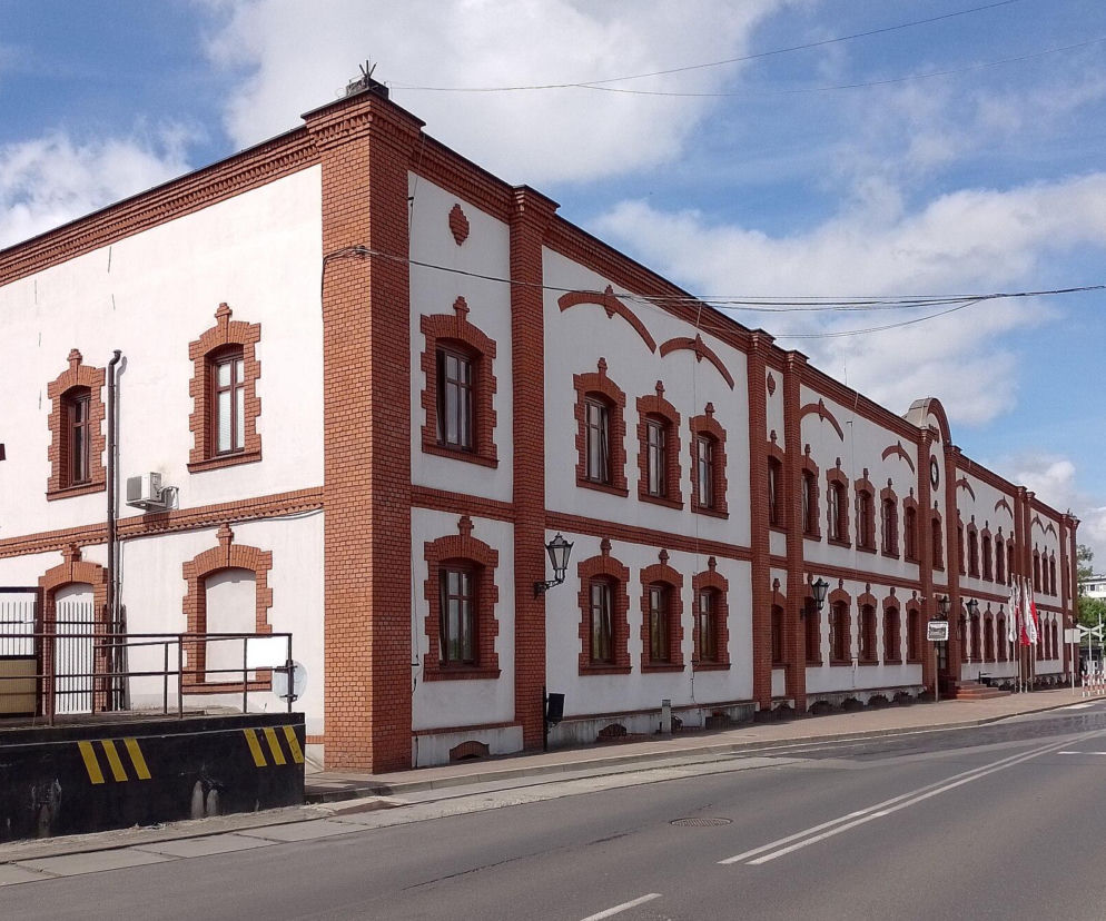 Biało-czerwony budynek fabryczny w Wolbromiu przy ulicy. O historii tego miasta w Małopolsce przeczytasz na Eska Kraków.