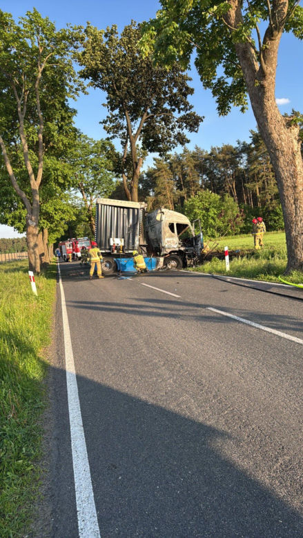 Płonąca ciężarówka i zmiażdżona osobówka. Straszny wypadek koło Świebodzina