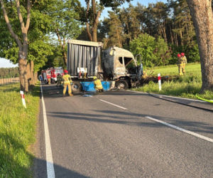 Płonąca ciężarówka i zmiażdżona osobówka. Straszny wypadek koło Świebodzina