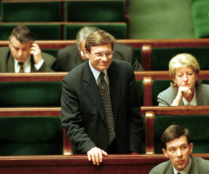 Była pierwszą kobietą na stanowisku premiera III RP. Już po roku złożyła dymisję