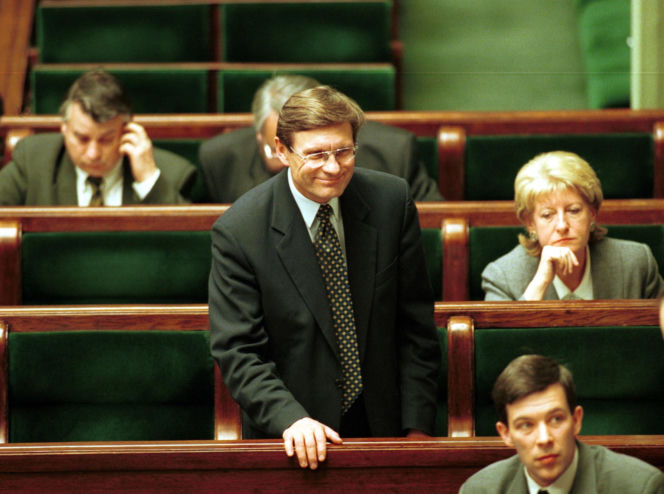 Była pierwszą kobietą na stanowisku premiera III RP. Już po roku złożyła dymisję