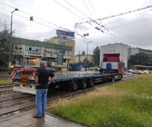 Ciężarówka na torach na Woli