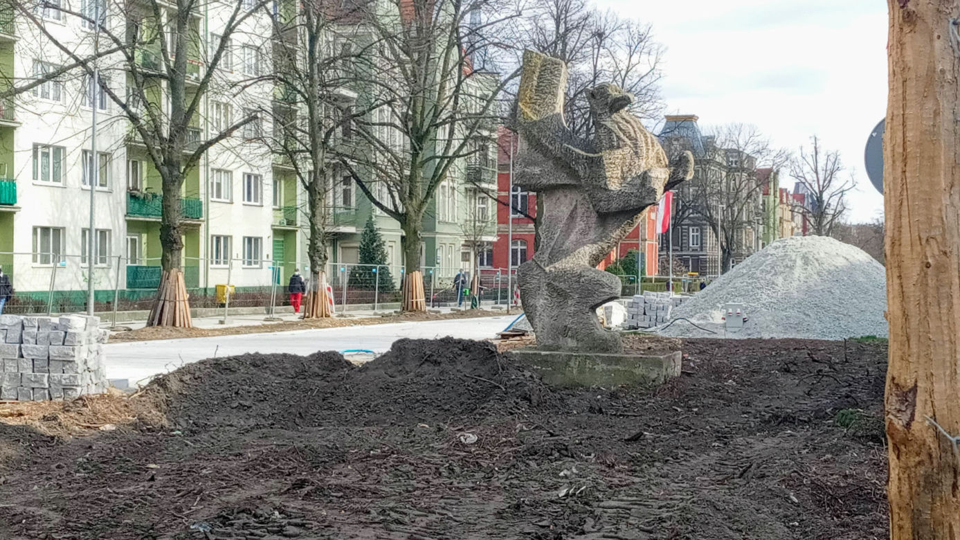 Rzeźba gryfa na alei Jana Pawła II