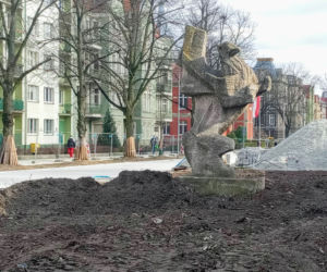 Rzeźba gryfa na alei Jana Pawła II