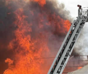 Potężny pożar w Czosnowie